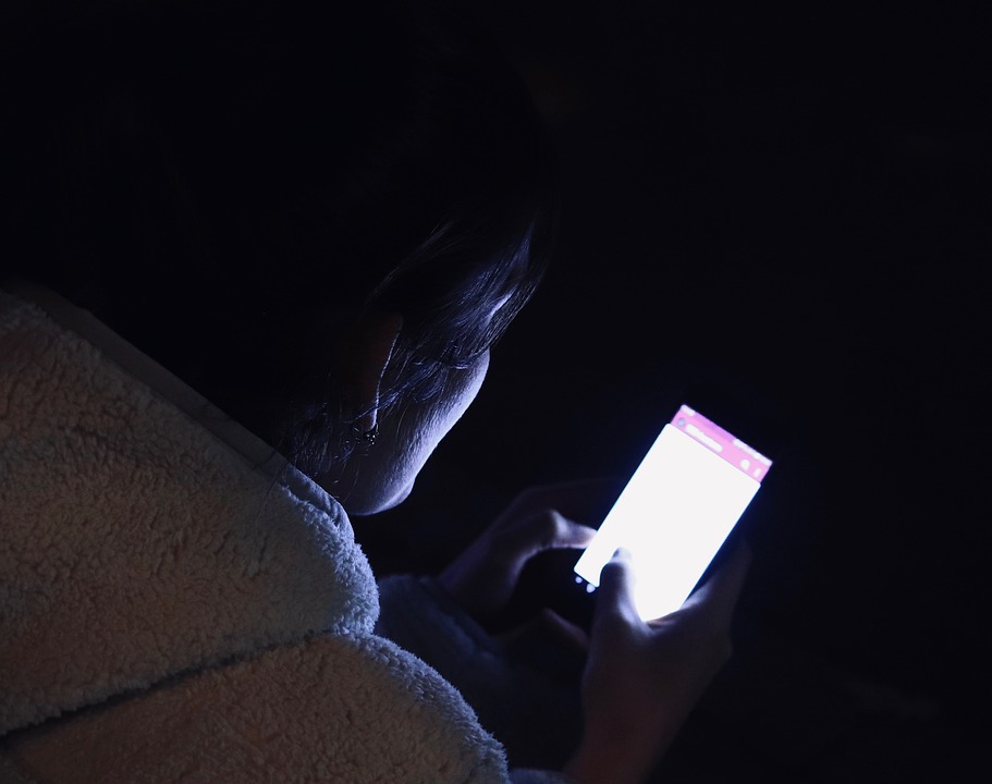 1572087823-smartphone-notte